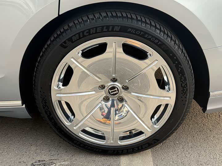 Фото 9 - Audi A8