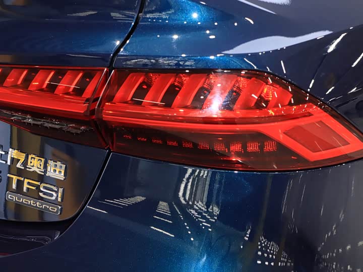 Фото 8 - Audi A7L