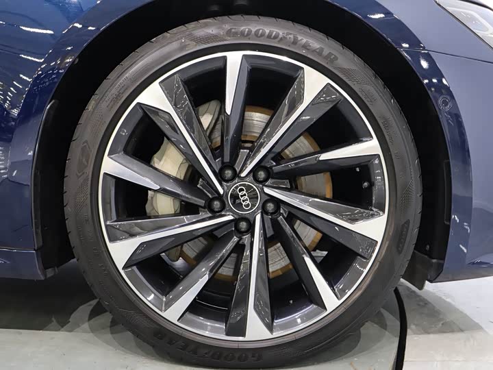 Фото 9 - Audi A7L