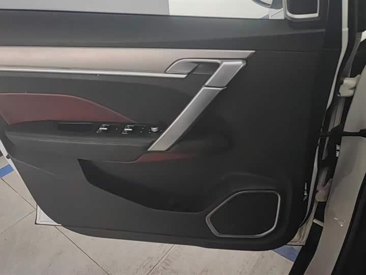 Фото 7 - Geely Coolray