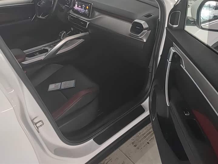 Фото 8 - Geely Coolray