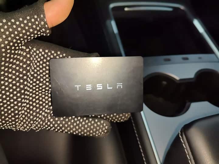 Фото 9 - Tesla Model 3