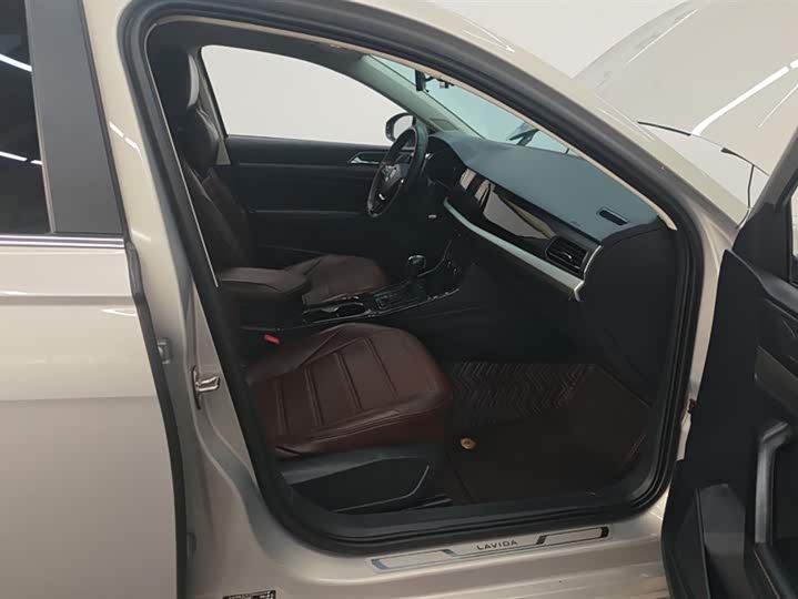 Фото 8 - Volkswagen Lavida