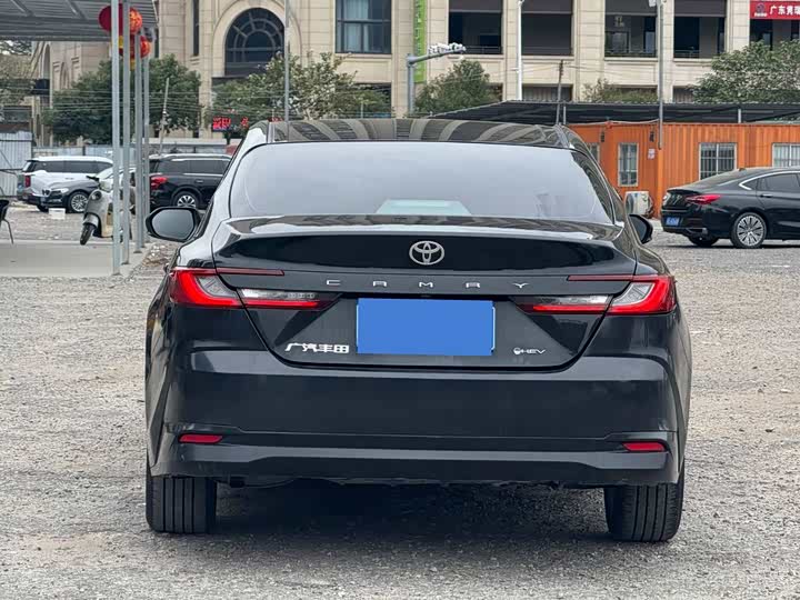 Фото 4 - Toyota Camry