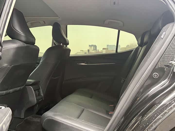 Фото 8 - Toyota Camry