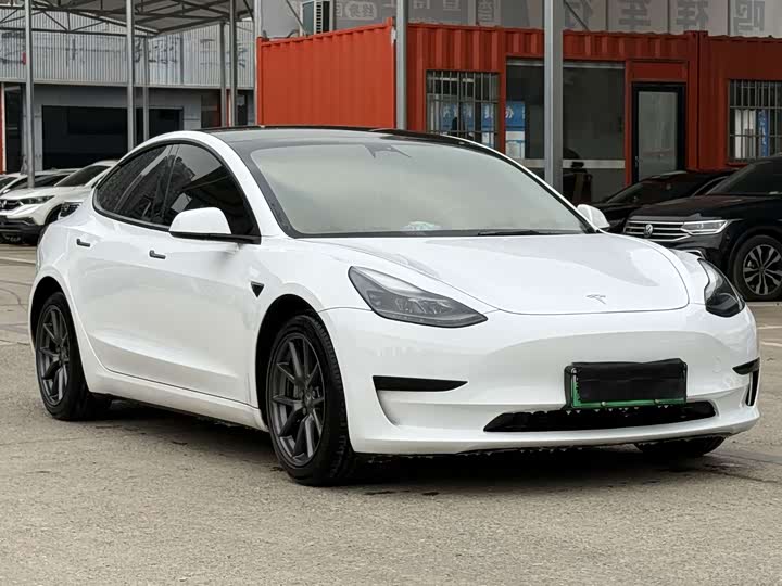 Фото 3 - Tesla Model 3