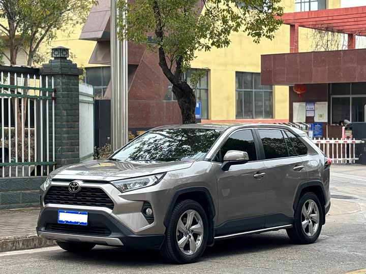 Фото 1 - Toyota RAV4