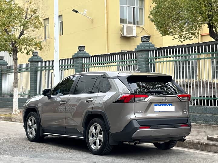 Фото 2 - Toyota RAV4