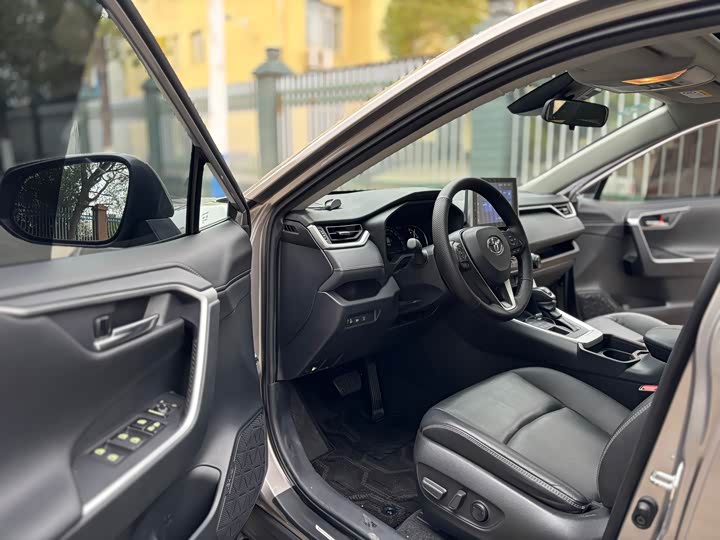 Фото 5 - Toyota RAV4