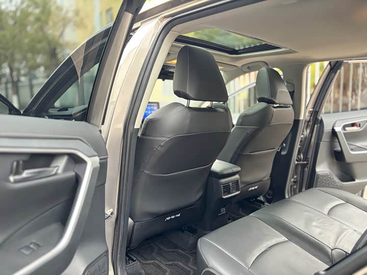 Фото 6 - Toyota RAV4