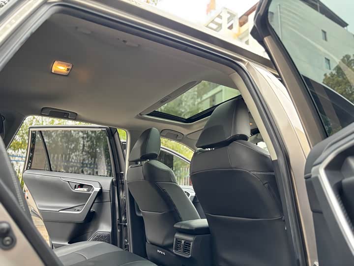 Фото 9 - Toyota RAV4