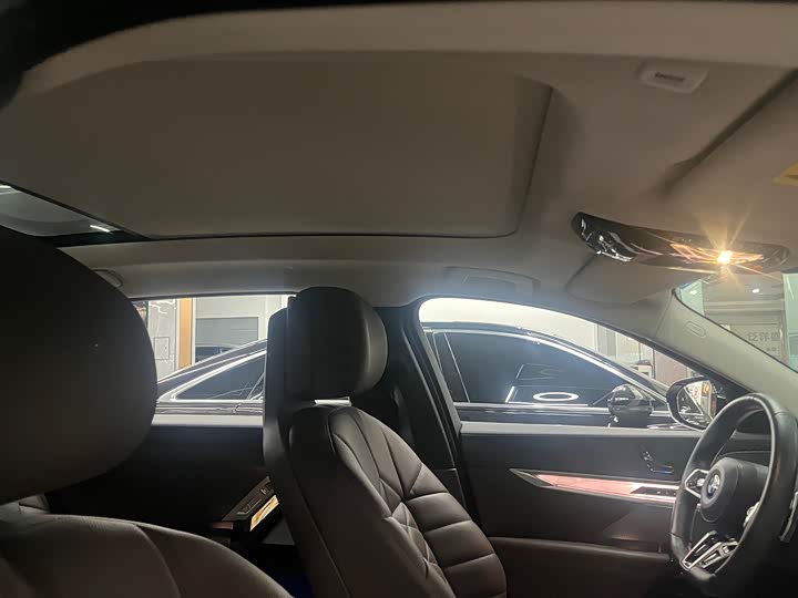 Фото 9 - BMW 7 Series