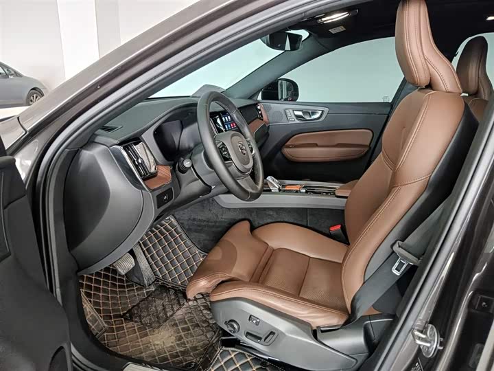 Фото 8 - Volvo XC60