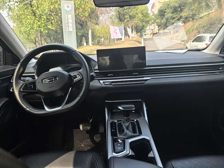 Фото 4 - Geely Emgrand