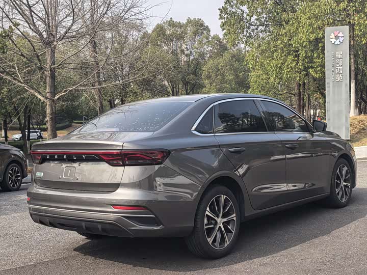 Фото 9 - Geely Emgrand