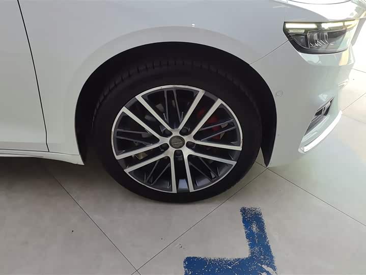 Фото 6 - Geely Preface