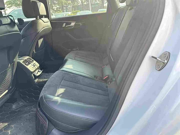 Фото 7 - Audi A4L