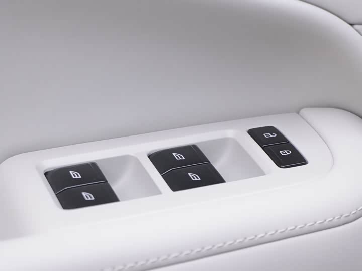 Фото 5 - Volvo EM90