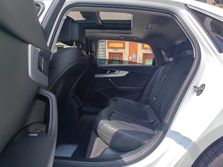 Фото 6 - Audi A4L