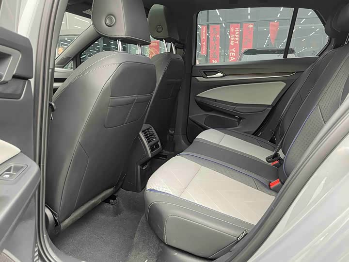 Фото 5 - Volkswagen Golf