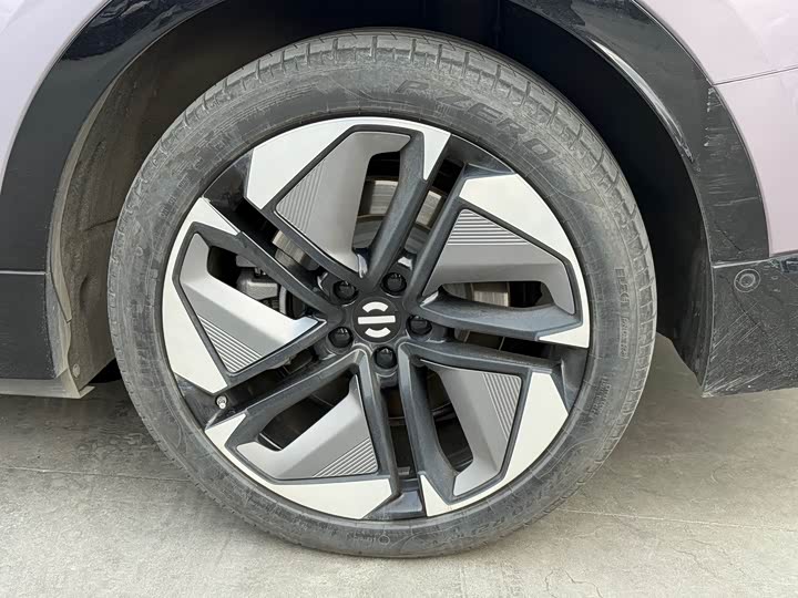 Фото 9 - HiPhi Y