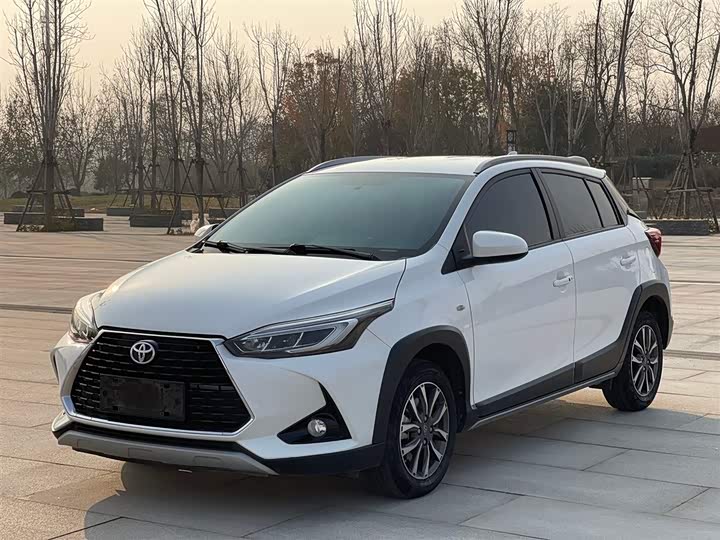 Фото 1 - Toyota Yaris L Hatchback