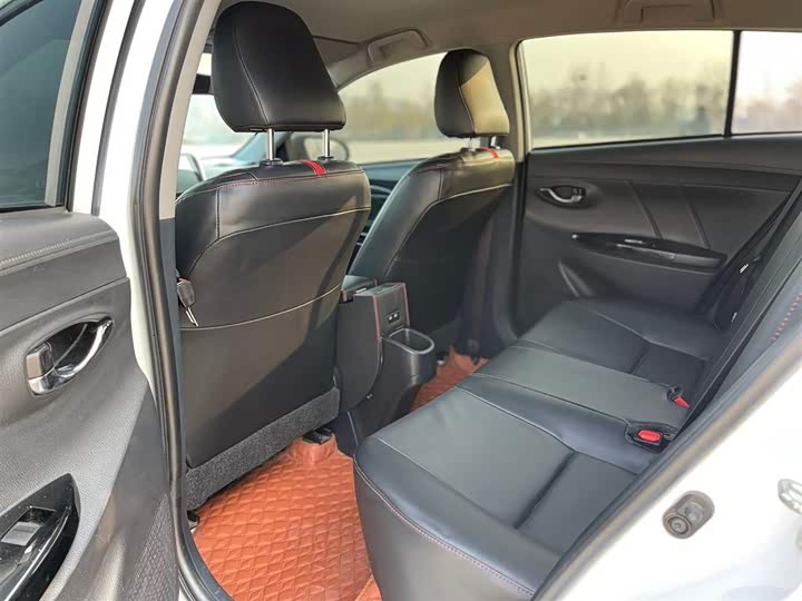 Фото 2 - Toyota Yaris L Hatchback