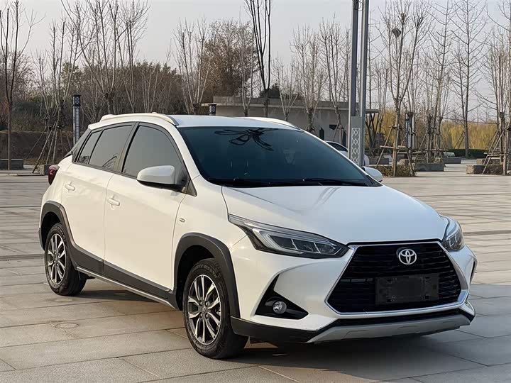 Фото 3 - Toyota Yaris L Hatchback