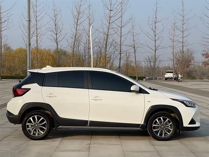 Фото 4 - Toyota Yaris L Hatchback