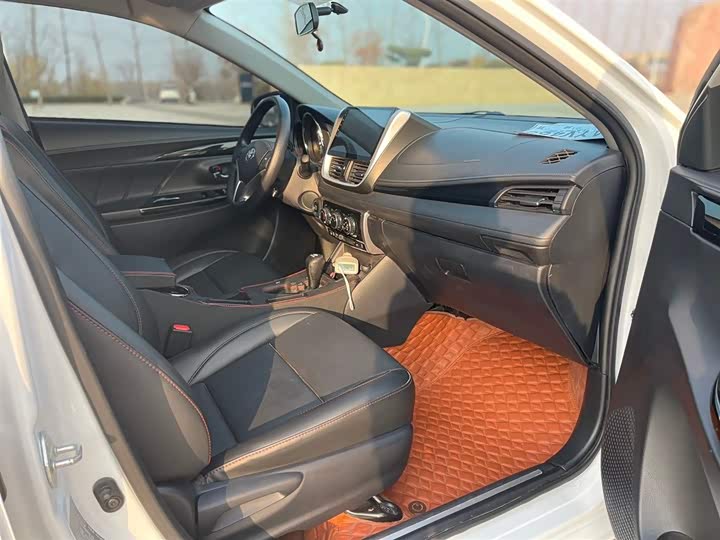 Фото 6 - Toyota Yaris L Hatchback