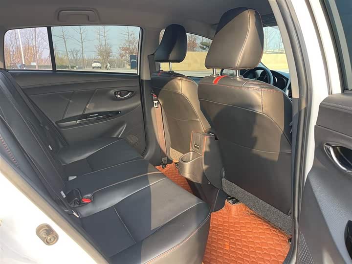 Фото 7 - Toyota Yaris L Hatchback