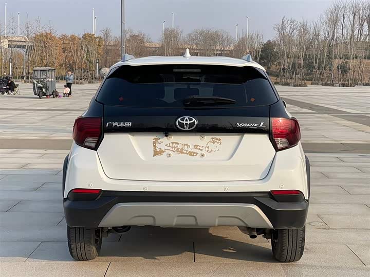 Фото 8 - Toyota Yaris L Hatchback