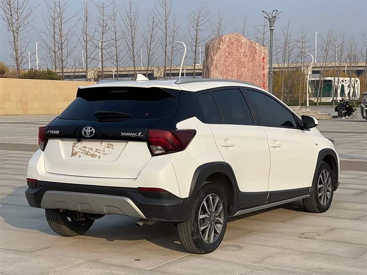 Фото 9 - Toyota Yaris L Hatchback