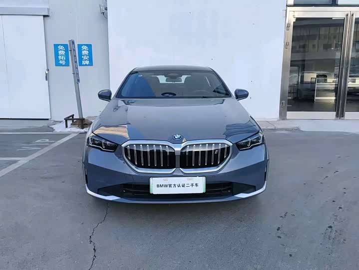 Фото 2 - BMW i5