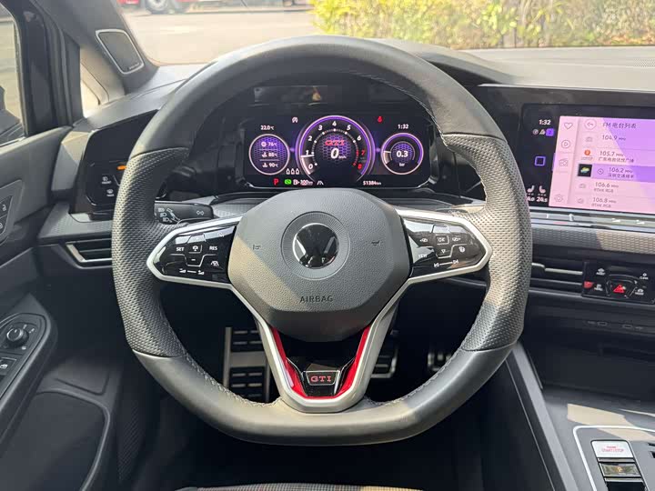 Фото 6 - Volkswagen Golf GTI