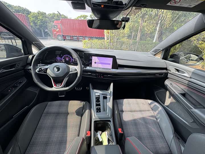 Фото 8 - Volkswagen Golf GTI