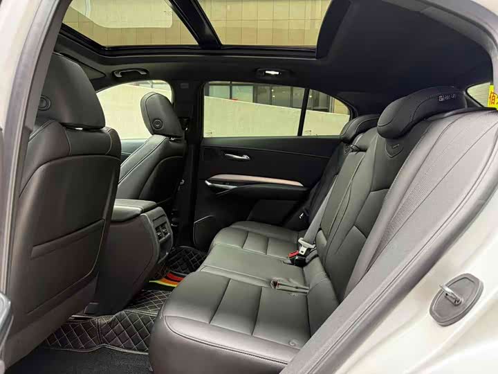 Фото 9 - Cadillac XT4