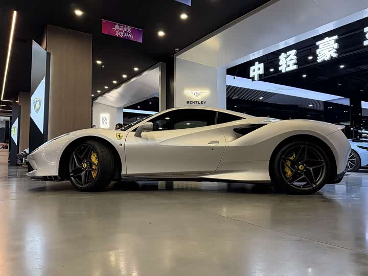 Фото 3 - Ferrari F8