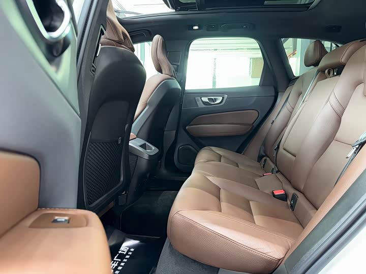 Фото 9 - Volvo XC60