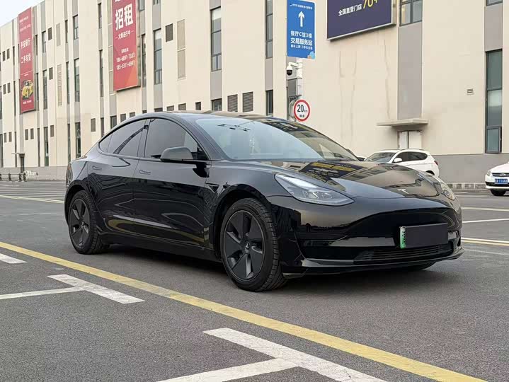 Фото 3 - Tesla Model 3