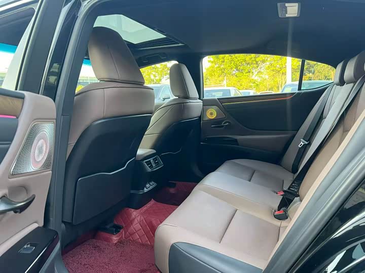 Фото 7 - Lexus ES