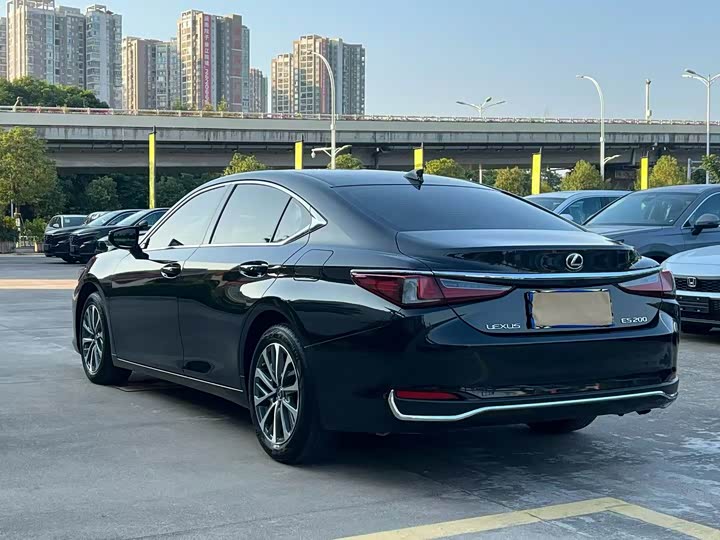 Фото 8 - Lexus ES