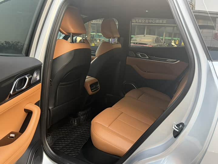 Фото 4 - Geely Atlas L