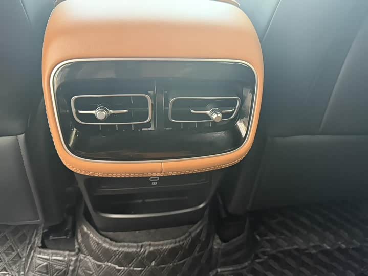 Фото 8 - Geely Atlas L