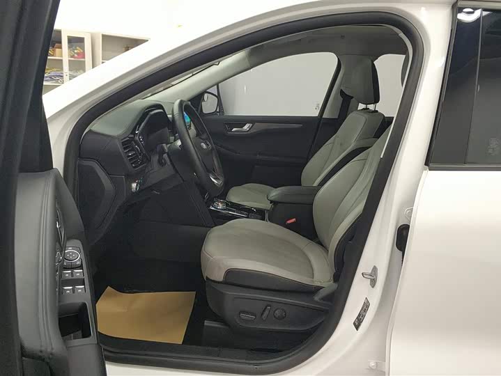 Фото 9 - Ford Escape