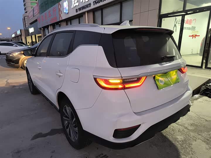 Фото 5 - Geely Vision X6