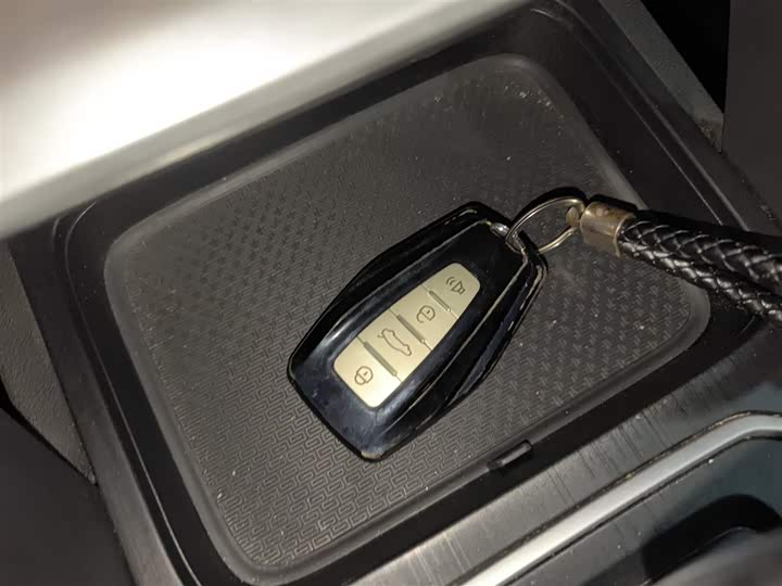 Фото 9 - Geely Vision X6