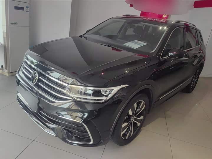 Фото 1 - Volkswagen Tiguan L Pro