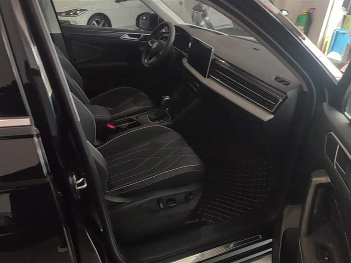 Фото 8 - Volkswagen Tiguan L Pro