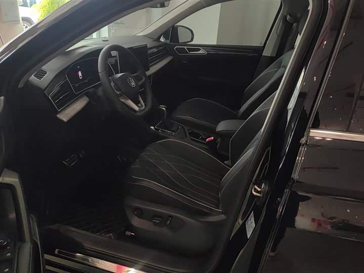 Фото 9 - Volkswagen Tiguan L Pro